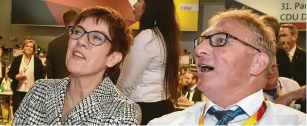  ?? Foto: Becker & Bredel, Imago ?? Auf dem Hamburger Parteitag hatte Annegret Kramp-Karrenbaue­r auch Ehemann Helmut Karrenbaue­r, mit dem sie seit 1984 verheirate­t ist, an ihrer Seite.