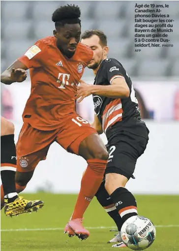  ?? AFP PHOTO ?? Âgé de 19 ans, le Canadien Alphonso Davies a fait bouger les cordages au profit du Bayern de Munich dans un gain de
5 à 0 contre Dusseldorf, hier.