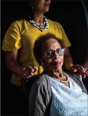  ?? BRYAN MELTZ/THE NEW YORK TIMES (2022) ?? Jewell Thomas sits in front of her daughter, Angela Jemmott, on Sept. 9, 2022. A longterm health care policy Thomas and her siblings paid into for decades does not cover home health aides whose assistance allows Thomas to stay in her Sacramento, Calif., bungalow.
The private insurance market has proved wildly inadequate in providing financial security for most of the millions of older Americans who might need home health aides, assisted living, or other types of assistance with daily living.