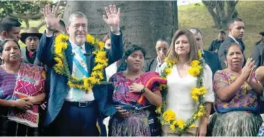  ?? ?? EVENTO. El nuevo presidente fue “bendecido” en una ceremonia maya con ritos ancestrale­s.