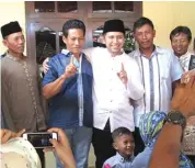  ?? TIM PEMENANGAN KHOFIFAH-EMIL FOR JAWA POS ?? BERSAMA WARGA: Cawagub Emil Elestianto Dardak saat menghadiri halalbihal­al bersama warga di Dusun Domerto, Tawing, Munjungan. Dia juga menggelar open house di kediamanny­a di Trenggalek.