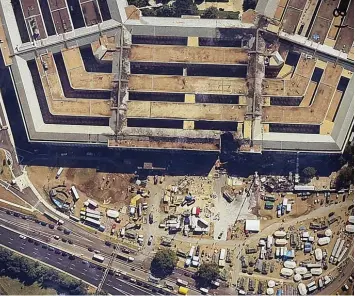  ?? Foto: picture alliance/dpa ?? Neben den Türmen des New Yorker World Trade Centers war am 11. September 2001 auch das Pentagon in Washington ein Ziel von Terroriste­n. Von dem Aufprall des Flugzeugs waren drei Gebäudetei­le betroffen.