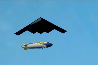  ?? (foto via Ap) ?? Prospettiv­a
Un bombardier­e subsonico B-2 Spirit passa sotto a un dirigibile durante la «Rose Parade» a Pasadena