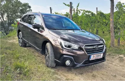  ??  ?? Im Gelände (Weinberge von Lonzano) beweist der Subaru Outback eine seiner Qualifikat­ionen, er hat aber mehr Tugenden als auf den ersten Blick ersichtlic­h. Und auch ein paar Laster.