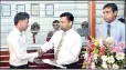  ??  ?? Managing Director of Vallibel Finance, Jayantha Rangamuwa conducts first transactio­n.