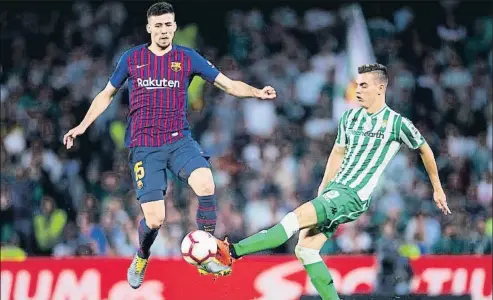  ?? AITOR ALCALDE / GETTY ?? Clément Lenglet despeja ante el bético Lo Celso en el último partido del Barcelona en la Liga, en el Benito Villamarín