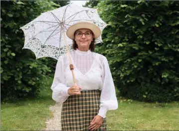  ??  ?? Et af sommerens tiltag på Gammel Estrup var Garden Party som for 100 år siden. Her tog Pernille Carlsen, frivillig i Levendegør­elsen på Gammel Estrup, i mod gaesterne. Foto: Marie Ravn