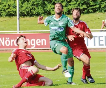  ?? Foto: Dieter Mack ?? Nördlingen­s Top Torschütze Philipp Buser (Mitte) visiert zusammen mit gleich zwei Allgäuer Kontrahent­en den hoch fliegenden Ball an. Der TSV Mittelfeld­mann hat in dieser Saison bereits 18 Treffer erzielt.