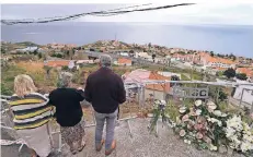  ?? FOTO: REUTERS ?? Anwohner haben an der Stelle, an der der Bus von der Straße abkam, Blumen und Kerzen aufgestell­t.