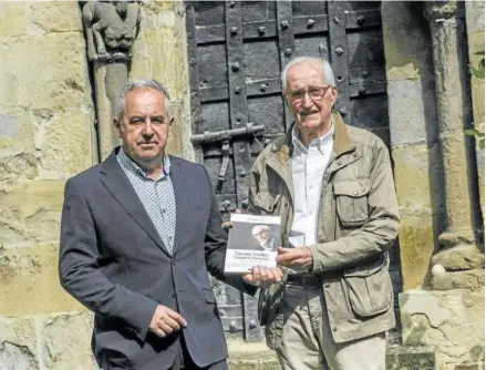  ?? Foto: Iban Aguinaga ?? Fermin Erbiti y Vicente Madoz sostienen un ejemplar del libro sobre el psiquiatra navarro.