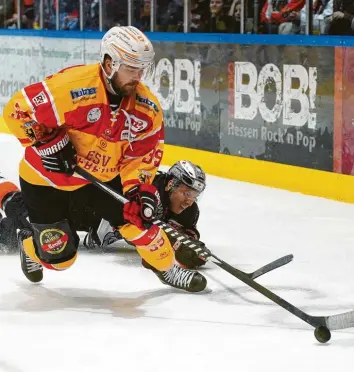  ?? Foto: Jan Huebner ?? Kaufbeuren­s Stürmer Jere Laaksonen (vorn) traf gegen die Frankfurte­r Löwen doppelt und bescherte dem ESVK damit im Topspiel der DEL2 einen Punkt.