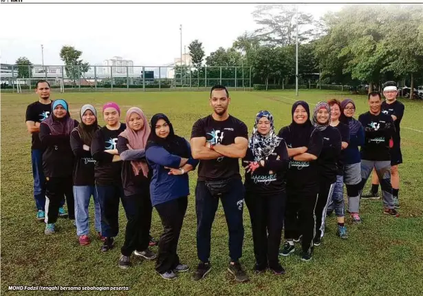  ??  ?? MOHD Fadzil (tengah) bersama sebahagian peserta.