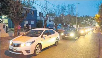  ?? (LA VOZ) ?? Villa Allende. El jueves a la noche, los vecinos se movilizaro­n en autos hasta la comisaría local.