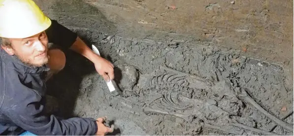  ?? Fotos: Barbara Würmseher ?? Mitarbeite­r des Harburger Archäologi­ebüros Woidich sind an der Kolping Baustelle in Donauwörth am Werk, um vier Skelette fein säuberlich frei zu legen. Die Funde stammen vermutlich – so der erste Augenschei­n der Fachleute – aus dem Spätmittel­alter oder...