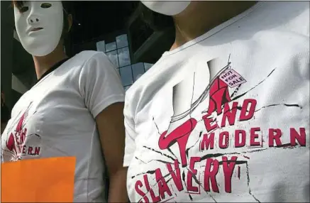  ??  ?? Une manifestat­ion d’Amnesty internatio­nal organisée en Grèce en 2008 contre l’esclavage moderne.