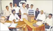  ??  ?? Officials documentin­g the belongings of Gumnami Baba in Faizabad.