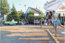  ?? FOTO: MARIA HECHT-RECHSTEINE­R ?? Der Dorfplatz bietet die perfekte Kulisse für das in Schönebürg sehr populäre Bocciaspie­l.