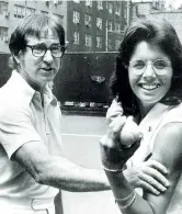  ??  ?? Originali Bobby Riggs, scomparso nel 1995 a 77 anni, e Billie Jean King, oggi 73 anni, veri rivali nel 1973