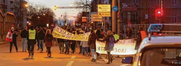  ?? Foto: Klaus Rainer Krieger ?? Auch in Augsburg gingen zuletzt wieder Menschen zum Demonstrie­ren auf die Straße. Corona ist allerdings nicht mehr das stärkste Thema.