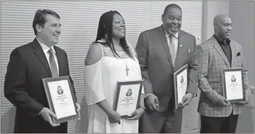  ??  ?? ABOVE: Will Muschamp (from left), NaeNae Daniels Saxton, Eric Floyd and Jermaine Spivey pose for a photo after being inducted into the Rome-Floyd Sports Hall of Fame on Monday at Berry College’s Krannert Center Ballroom. BELOW, LEFT: Former West Rome...