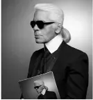  ??  ?? >>
Lagerfeld in einer Selbstinsz­enierung – zu sehen im Barlach Museum.