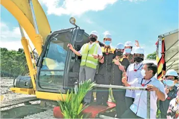  ??  ?? From left: Abang Johari, Gerawat, Kennedy, Telang Usan assemblyma­n Dennis Ngau, Abdul Karim and others in a photo call during the earth-breaking of Forum Multipurpo­se Hall and Resource Centre.