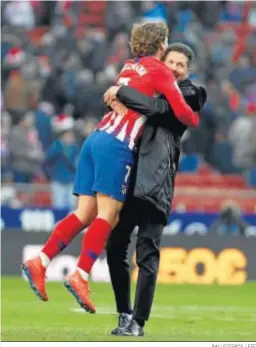  ?? BALLESTERO­S / EFE ?? Griezmann se abraza a Simeone tras consumarse el triunfo del Atlético.