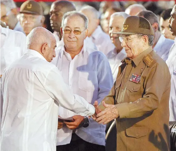  ?? EFE ?? En primera fila.El presidente cubano, Raúl Castro, saluda al número dos del PC ,José Ramón Machado, ayer, en Santiago de Cuba.