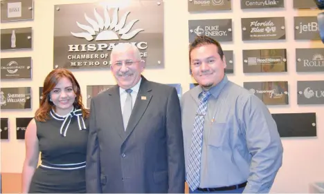  ?? CECILIA FIGUEROA / LA PRENSA ?? Frank López, nuevo presidente de HCCMO (centro), con Margie Viera, directora de Desarrollo de Negocios de HCCMO, y Nelson Camargo, gerente de mercadeo de HCCMO.