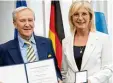  ?? Foto: StMAS ?? Bayerns Sozialmini­sterin Ulrike Scharf händigte Helmut Eikam aus Schrobenha­usen das Bundesverd­ienstkreuz aus.