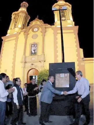  ?? FOTO : Carlos Ayala ?? Además de prender la nueva iluminació­n de los templos se develaron unas placas conmemorat­ivas en cada uno de ellos.