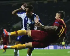  ?? AFP ?? Aleksandar Kolarov (der.), de la Roma, falla ante Eder Militao, del Porto. Los lusos avanzaron a cuartos de final.