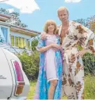  ??  ?? SIMPLER ERA: Kylie Minogue and Guy Pearce in Swinging Safari.