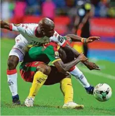  ?? AFP ?? Cameroon’s midfielder Christian Bassogog (right) challenges Burkina Faso’s defender Yacouba Coulibaly.