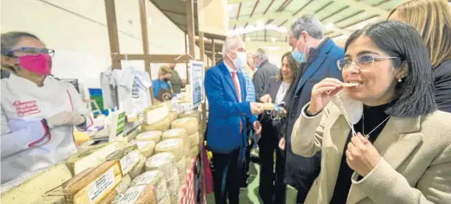  ?? JULIO GONZÁLEZ ?? La ministra Carolina Darias, degustando un queso gaditano ayer sábado en la Feria de Villalueng­a.