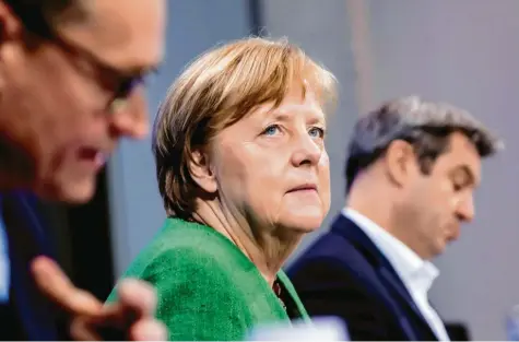  ?? Foto: Filip Singer, Getty Images ?? 15 Stunden haben Kanzlerin Angela Merkel und die Ministerpr­äsidenten getagt, ehe sie einen Kompromiss verkünden konnten.