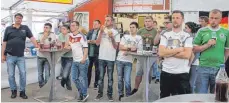  ??  ?? Spannung bis zur letzten Minute: Die Fußballfan­s zittern mit.