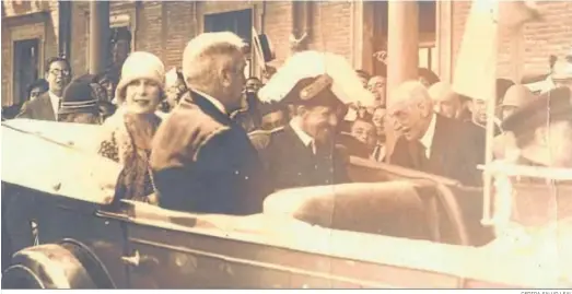  ?? CEDIDA SALUD LEAL ?? Los Reyes de España en un vehículo con el alcalde de Cádiz, Agustín Blázquez. El Rey hablando con Francisco Leal