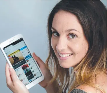  ??  ?? DEAL: Cairns Post sales partner Rochelle Woodbridge with a Samsung Galaxy tablet. Picture: ANNA ROGERS