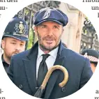  ?? ?? David Beckham stellte sich in die Warteschla­nge.