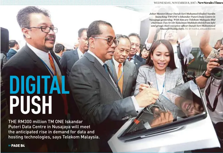  ?? PIC BY HAIRUL ANUAR RAHIM) ?? Johor Menteri Besar Datuk Seri Mohamed Khaled Nordin
launching TM ONE’s Iskandar Puteri Data Centre in Nusajaya yesterday. With him are Telekom Malaysia Bhd chairman Tan Sri Dr Sulaiman Mahbob (third from left) and group chief executive officer Datuk...