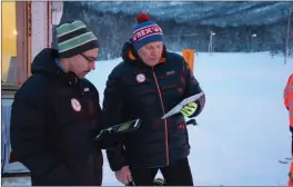  ?? ?? VÅGET Å TRO: Trond Sandelin (t.h.) har kjent Hermod Bjørkestøl siden 1967, og betegner han som en svaert viktig skikkelse for skiidrette­n i Troms. Her sim tidtaker under et renn i Nordreisa i 2017.