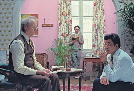  ?? ?? The write stuff: Bill Murray, Wally Wolodarsky and Jeffrey Wright in a scene from Wes Anderson’s 10th feature film, which is packed with his trademark visual ingenuity