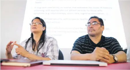  ?? COLE BURSTON, THE CANADIAN PRESS ?? Environmen­tal health co-ordinator Judy Da Silva and Grassy Narrows Chief Rudy Turtle discuss a new report on mercury poisoning among First Nations residents.