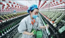 ?? ZHUO ZHONGWEI / FOR CHINA DAILY ?? A weaver works at a textile factory in Yushan, Jiangxi province.