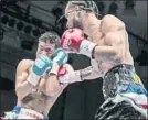  ?? FOTOS: DIEGO VALENZUELA ?? Medina intentó equilibrar el combate ante Kameda, pero reaccionó tarde y perdió claramente por puntos el Mundial interino del peso supergallo CMB. El palmarés de Medina queda ahora con 19 victorias, 4 derrotas y dos nulos