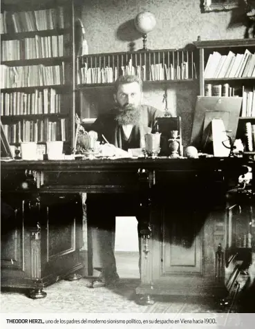  ??  ?? theodor herzl, uno de los padres del moderno sionismo político, en su despacho en viena hacia 1900.