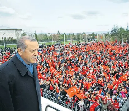  ??  ?? Kritik am Tag nach der Wahl: Der türkische Präsident Tayyip Erdogan durfte vor Anhängern am Flughafen von Ankara zwar einen Referendum­ssieg bejubeln – doch am Ablauf des Votums wachsen die Zweifel.