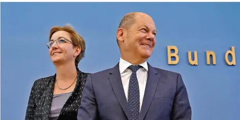  ?? FOTO: MACDOUGALL/AFP ?? Sie ist in den brandenbur­gischen Niederunge­n unterwegs, er in der Weltpoliti­k: Klara Geywitz und Olaf Scholz wollen als Duo an die SPD-Spitze.