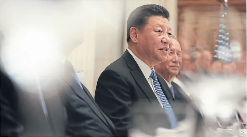  ?? Pablo Martínez Monsivais/aP ?? Xi, ayer, acompañado por sus funcionari­os en la crucial reunión en el Palacio Duhau